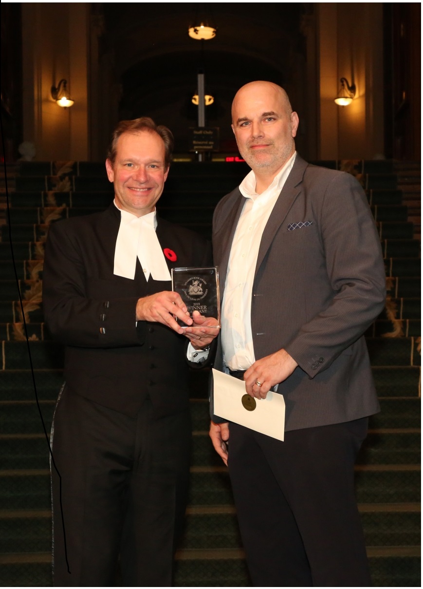 Photo de l'auteur John Chipman avec L’honorable Ted Arnott, président de l’Assemblée législative de l’Ontario