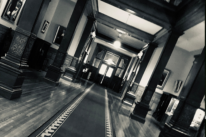 une photo en noir et blanc du couloir de l'édifice de l'Assemblée législative