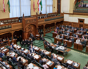 Chambre législative avec des députées et députés à leurs sièges