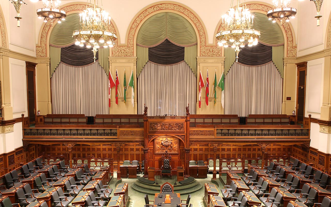 une vue panoramique de la Chambre législative vide