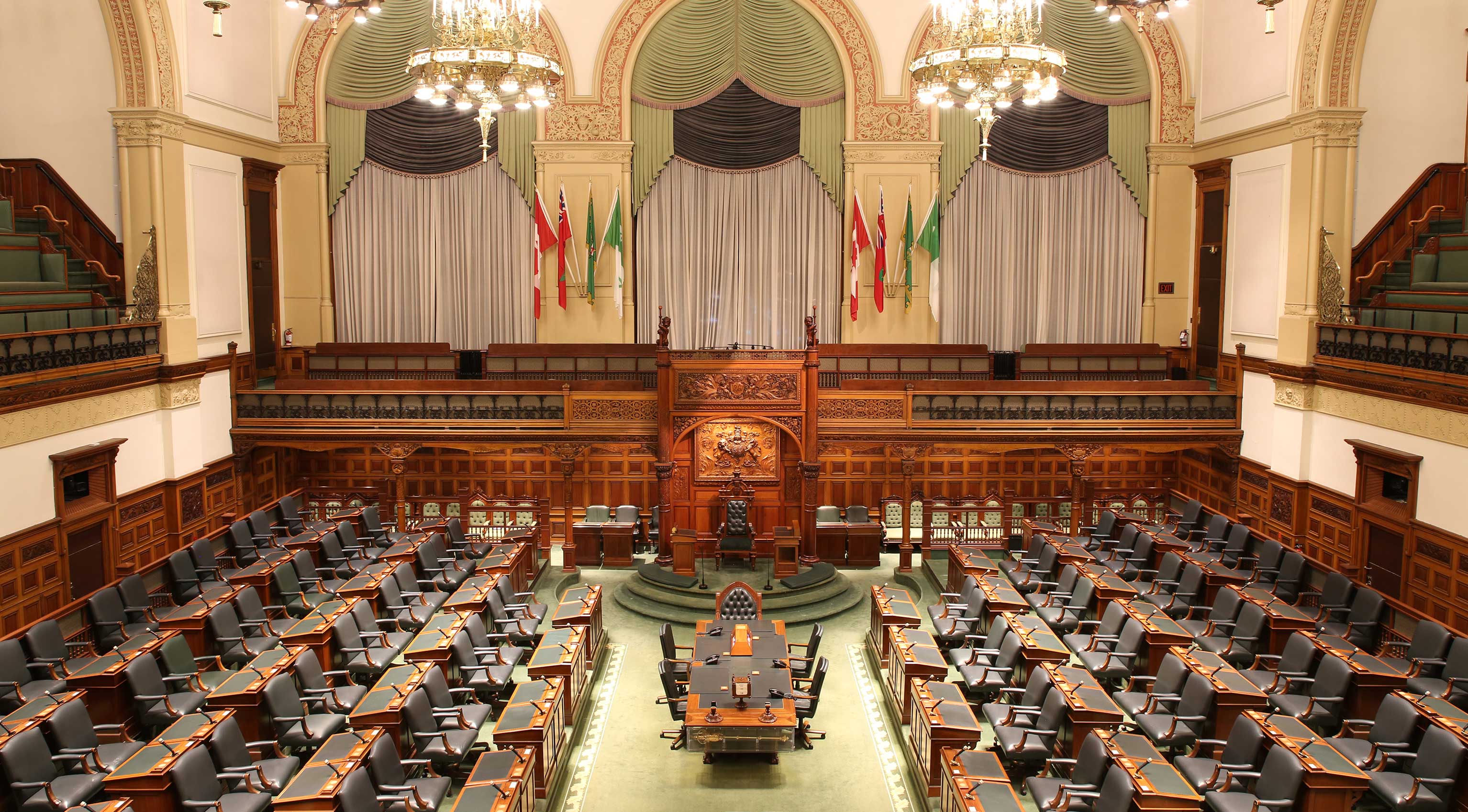 une vue panoramique de la Chambre législative vide