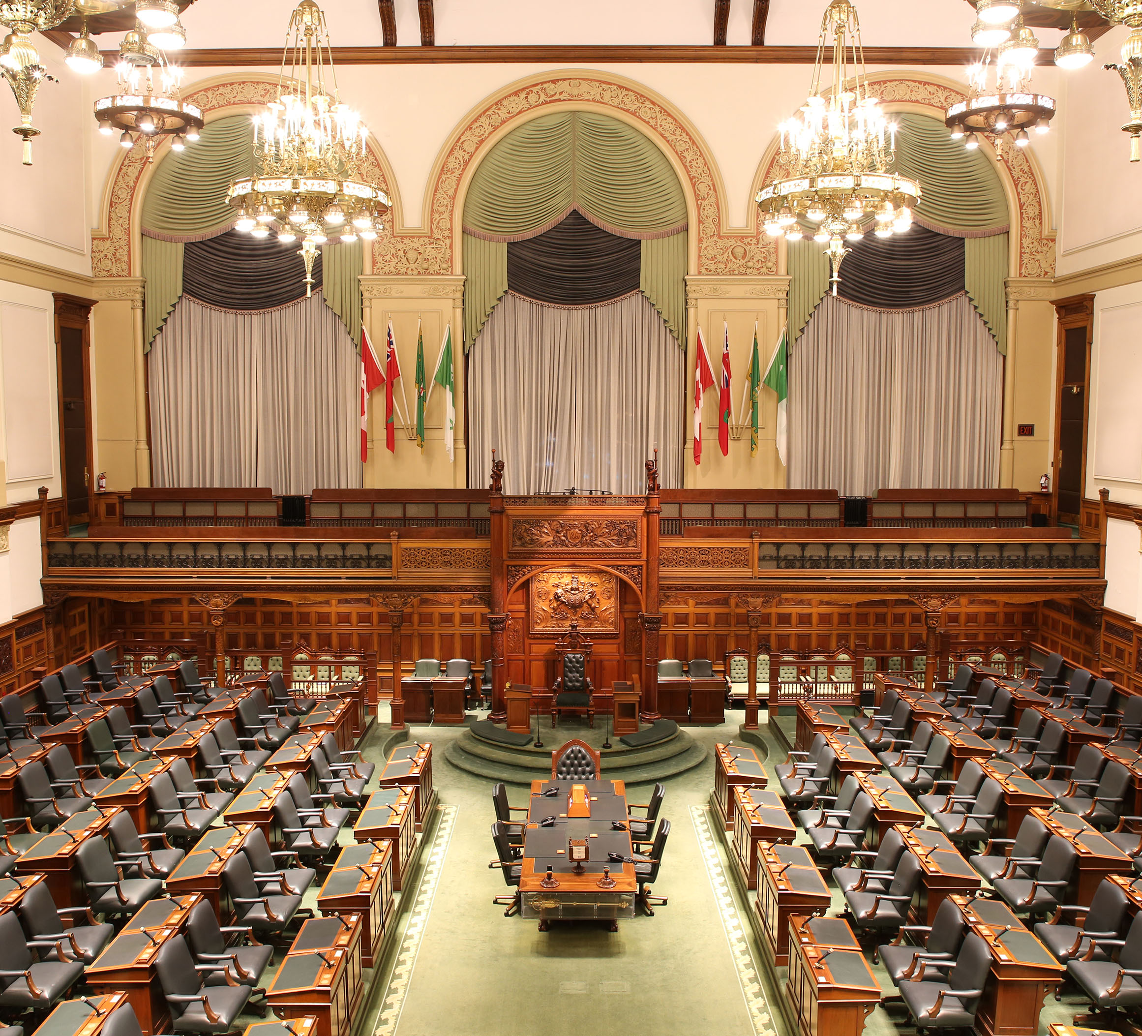 une vue panoramique de la Chambre législative vide